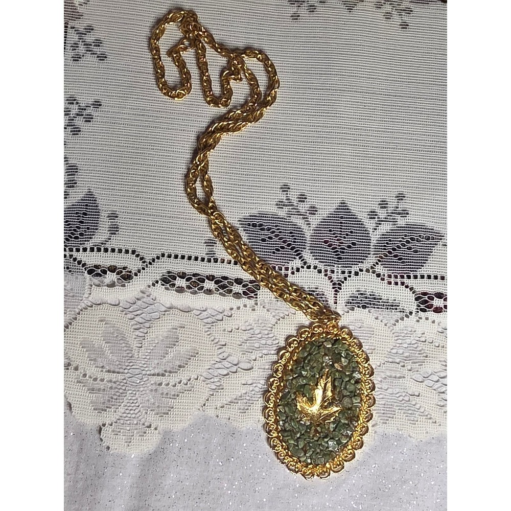 Vintage Gold Tone Maple Leaf Crushed Green Stone Oval Pendant Ropechain Necklace